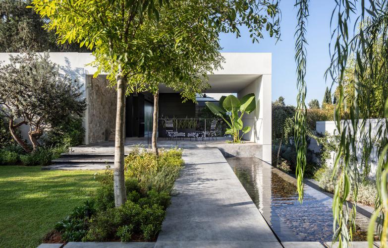 寬敞庭院與泳池的二層大宅設計